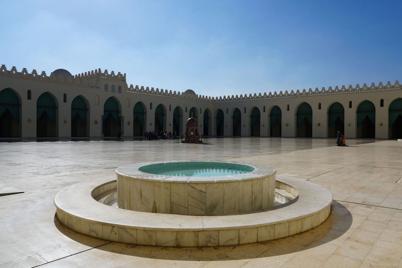 The serene central fountain of Al-Hakim Mosque
