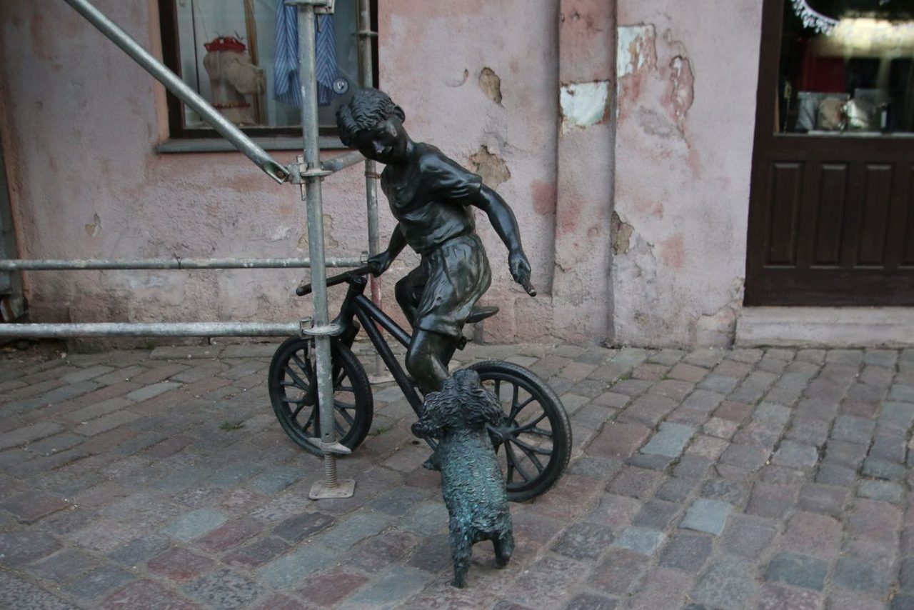 The "Nežiopsok!" sculpture on a historic street corner