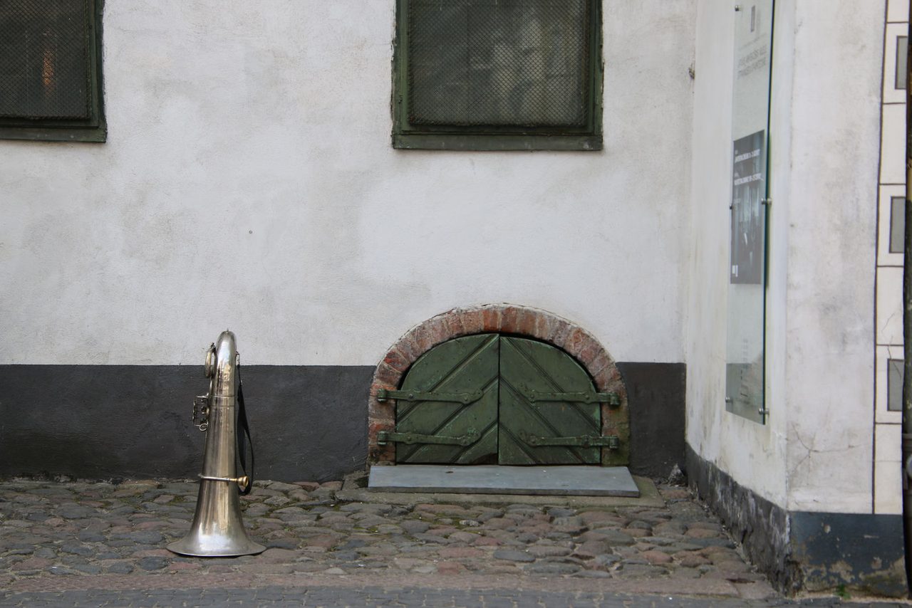 A tuba on the street of Riga