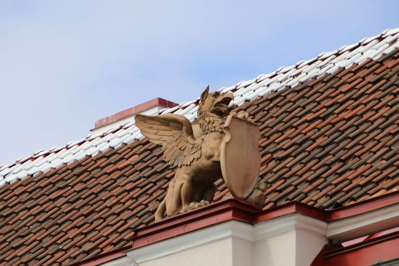 The griffin sculpture guarding the roof