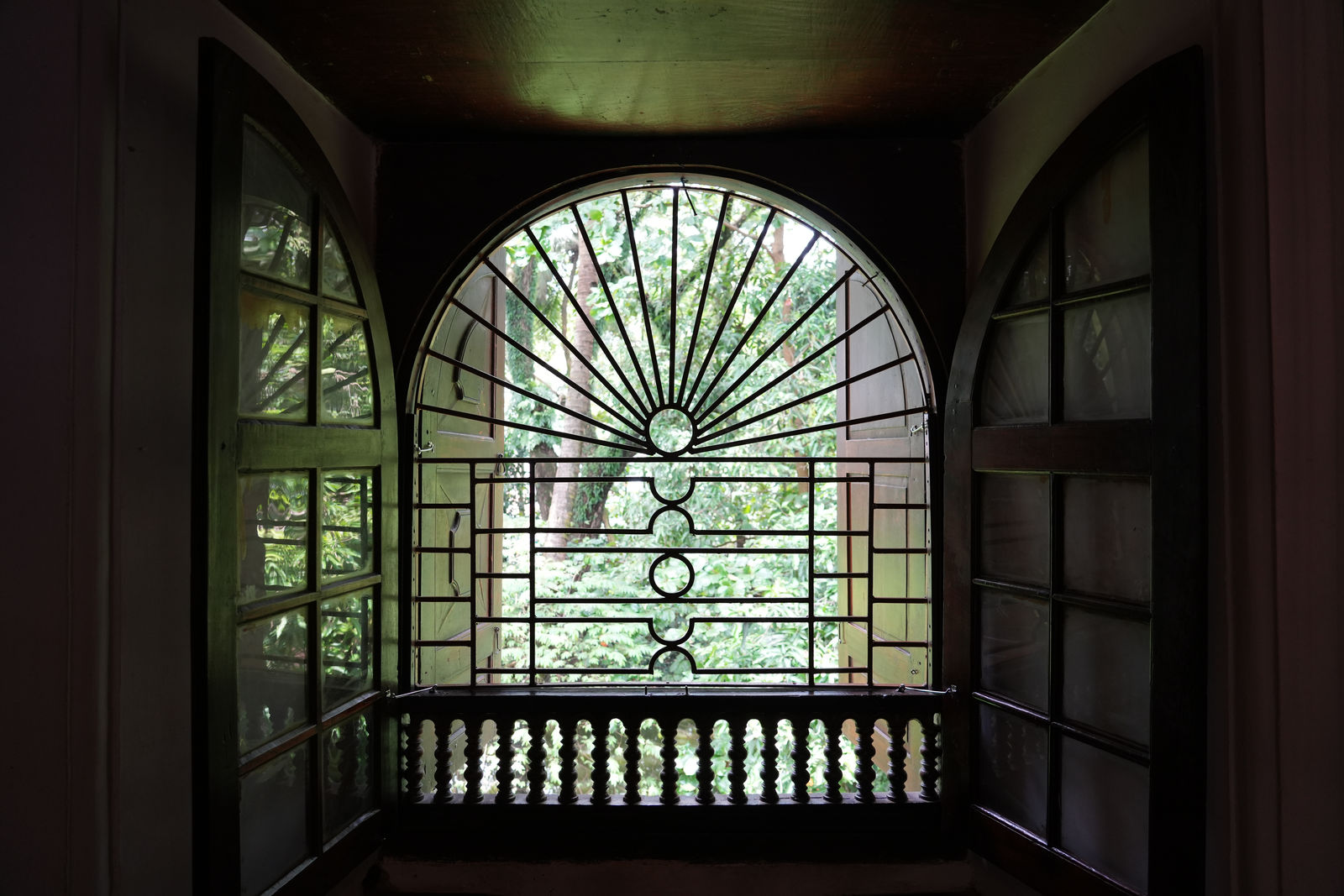 Mattancherry Palace (An arched window looking out at the courtyard garden)