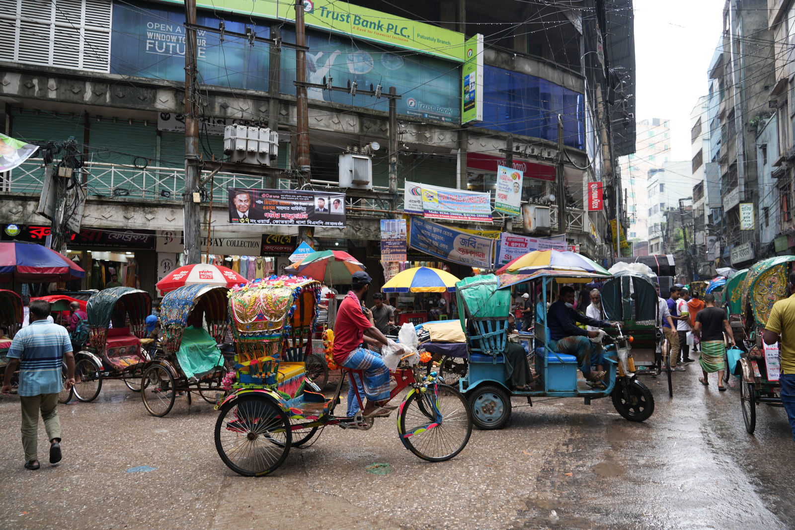 Street scene with rickshaws in Dhaka