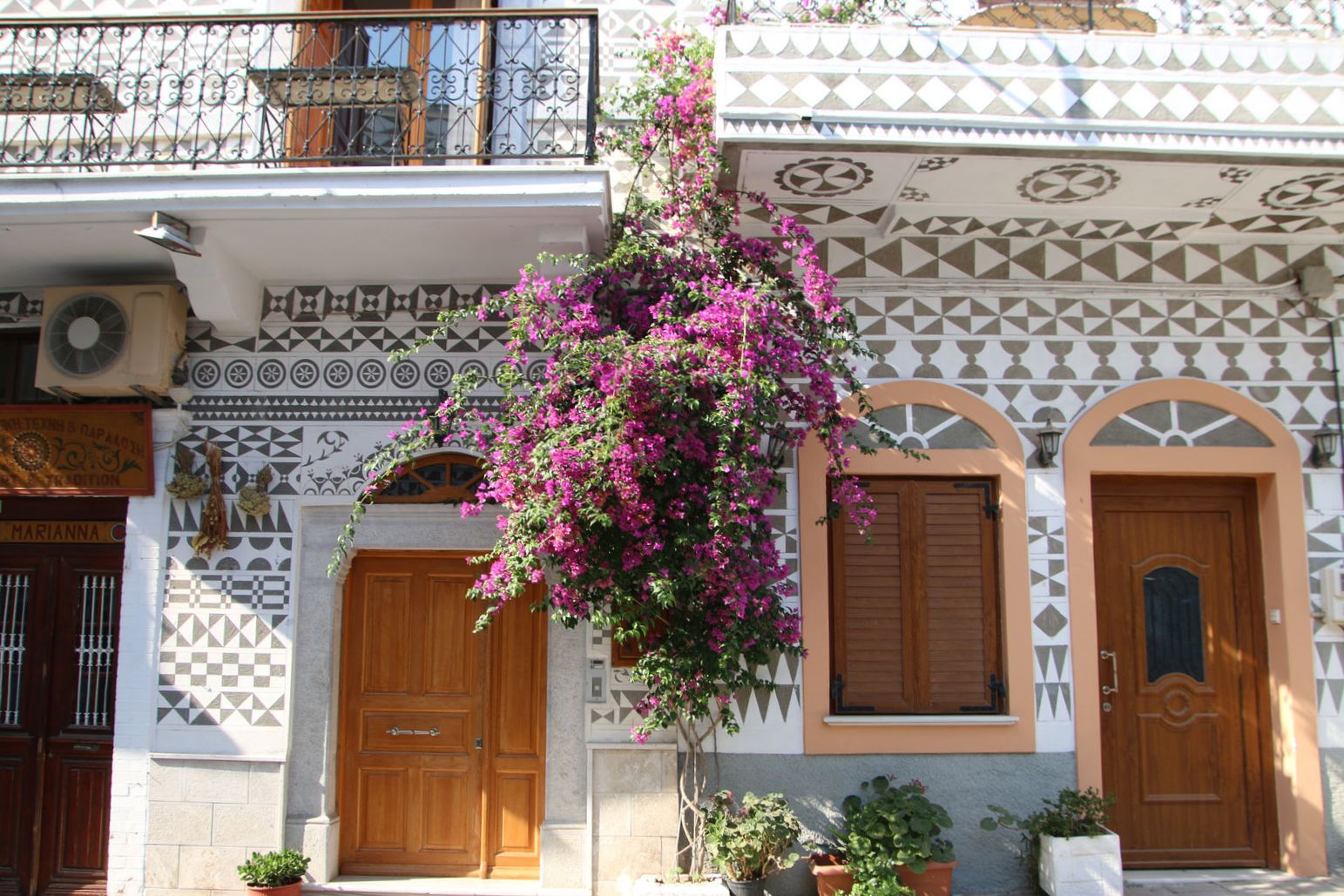 Bougainvillea and Xysta walls in Pyrgi