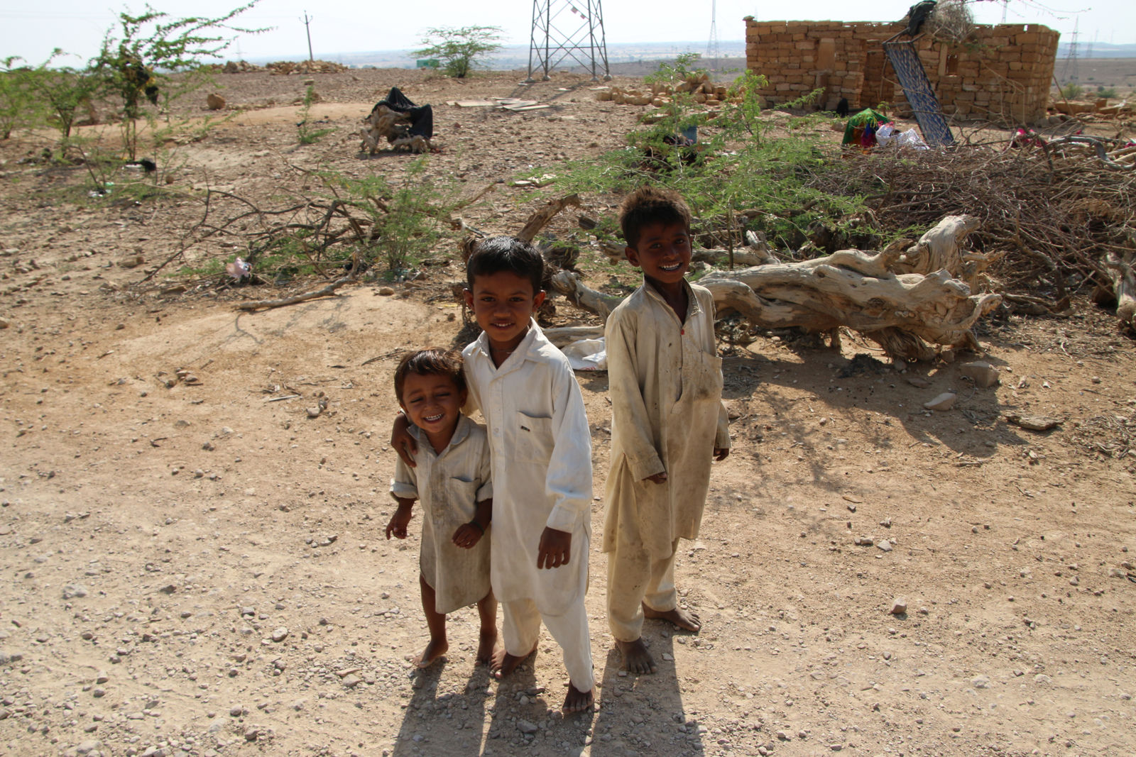 Jaisalmer (Smiling children in a desert village)